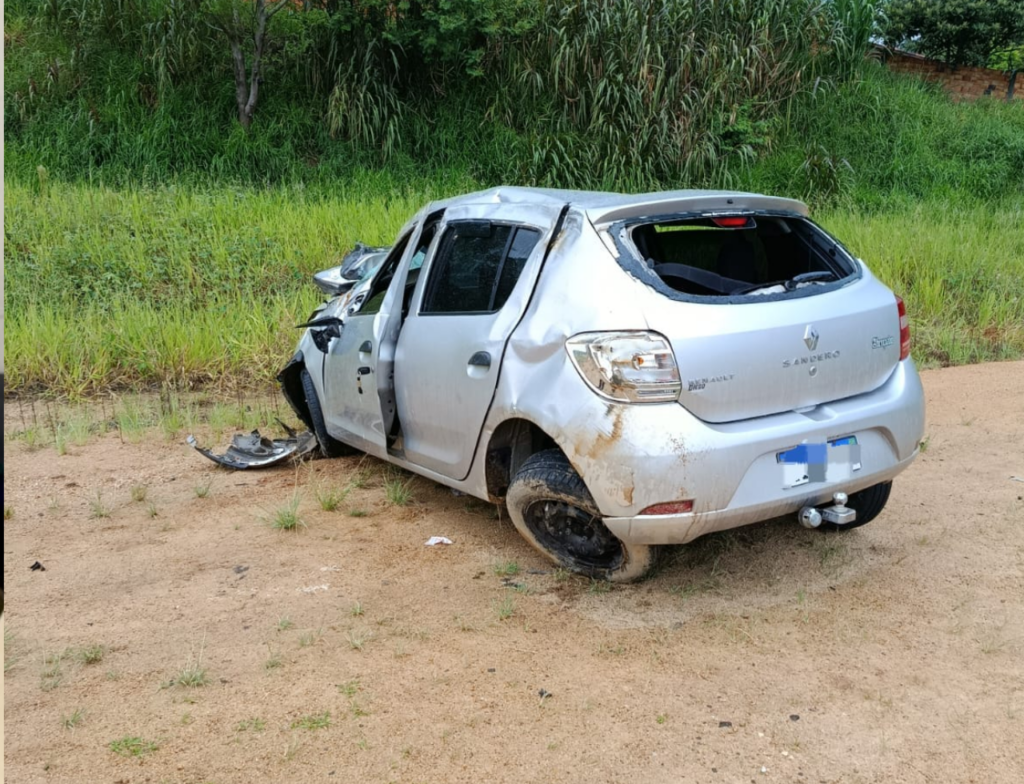 Carro capota e deixa jovem ferido na Rodovia Gregório Espíndola, em Morro da Fumaça
