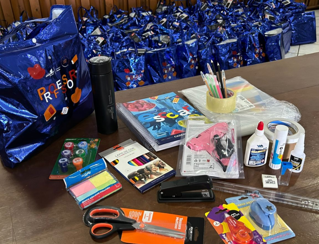 Educação de Araranguá entrega 6,9 mil kits escolares