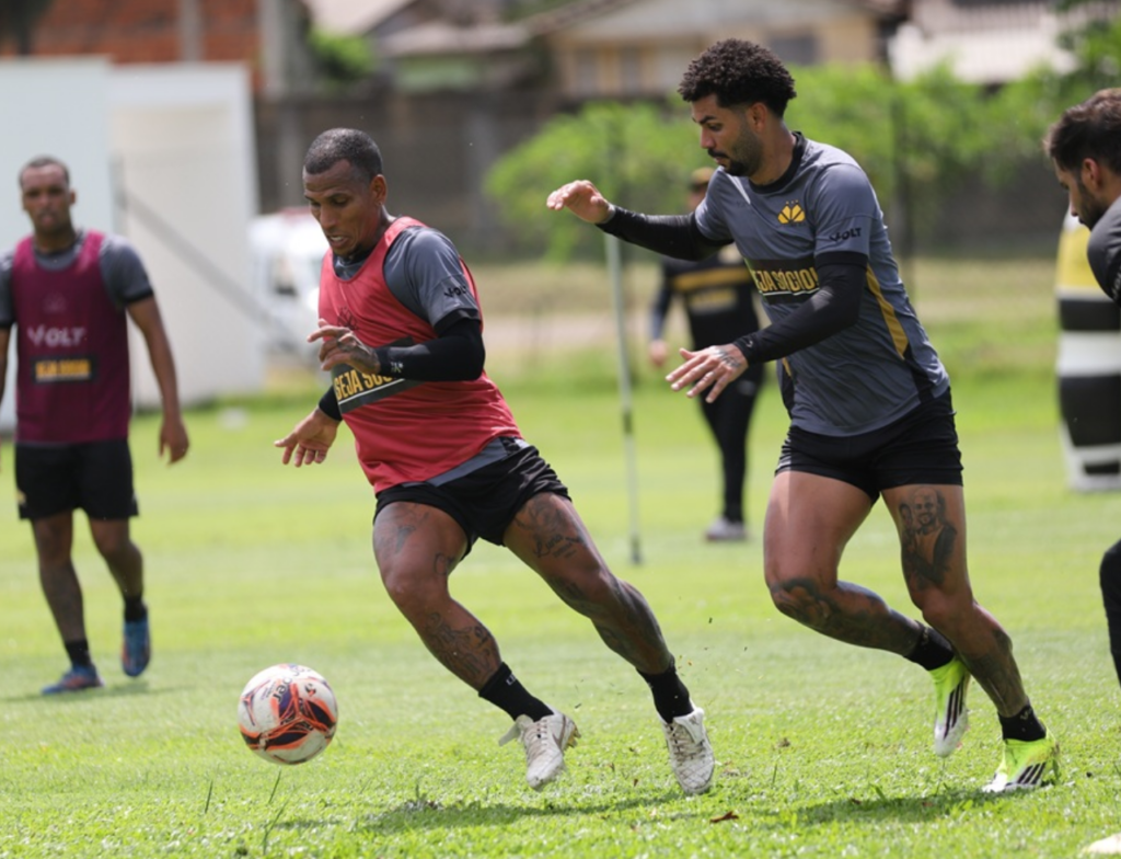 Criciúma retoma treinos sob pressão e anuncia reforço