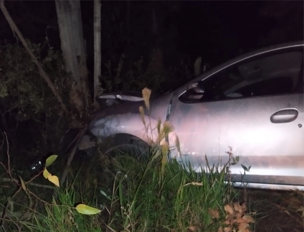 Carro sai da pista e bate contra árvore em Içara