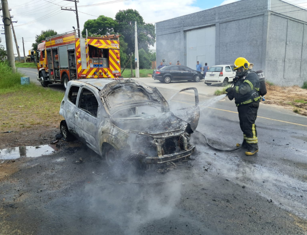 Carro pega fogo no bairro Jardim Cibele, em Araranguá