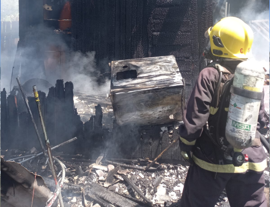 Incêndio destrói casa de madeira no bairro Januária, em Sombrio