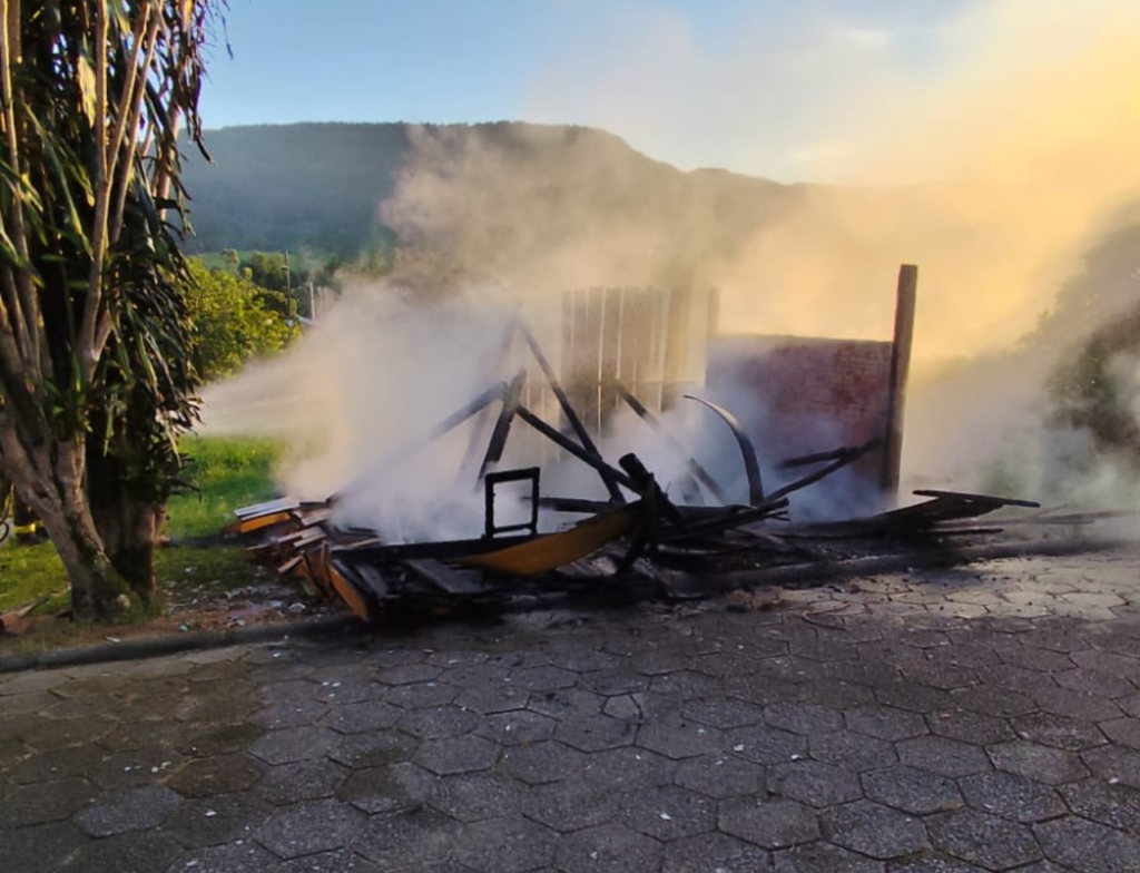 Incêndio destrói casa de madeira no bairro De Villa, em Urussanga