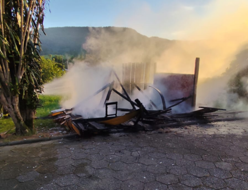 Incêndio destrói casa de madeira no bairro De Villa, em Urussanga