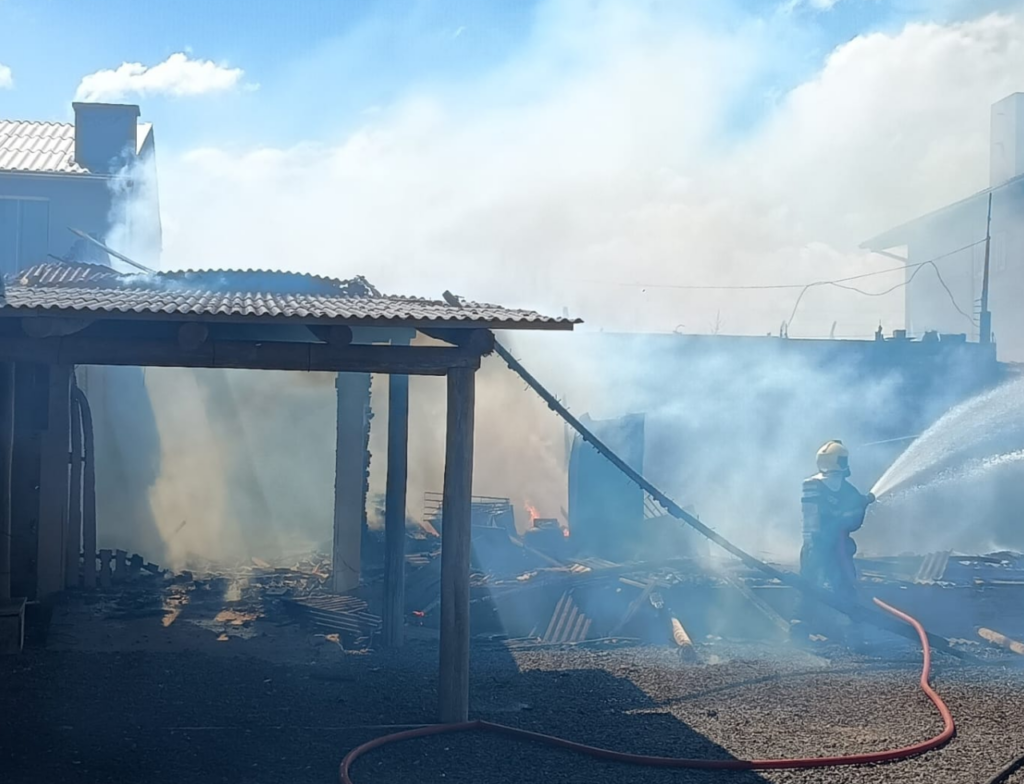 Incêndio destrói residência no bairro Jardim Ultramar, em Balneário Gaivota