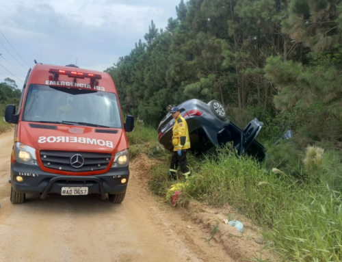 Capotamento envolve dois carros no Rincão