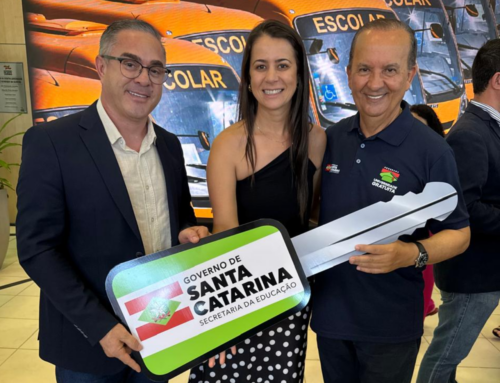 Ermo recebe novo ônibus para transporte escolar