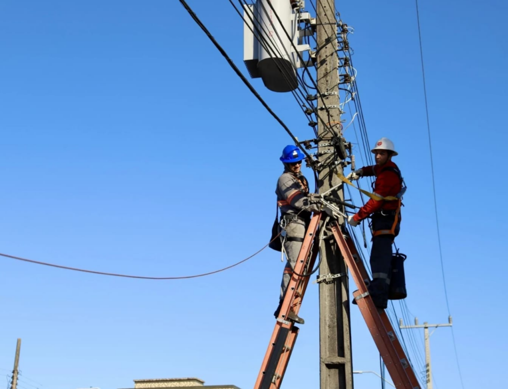 Celesc realiza mutirão para retirar cabos irregulares em Criciúma