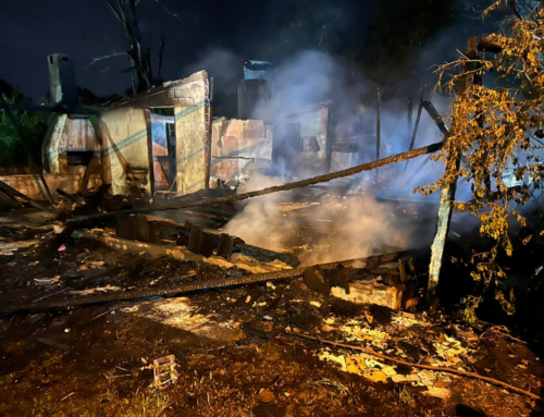 Incêndio destrói residência unifamiliar durante a madrugada em Araranguá