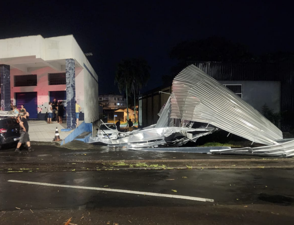 Temporal deixa 16 mil unidades sem energia em Criciúma