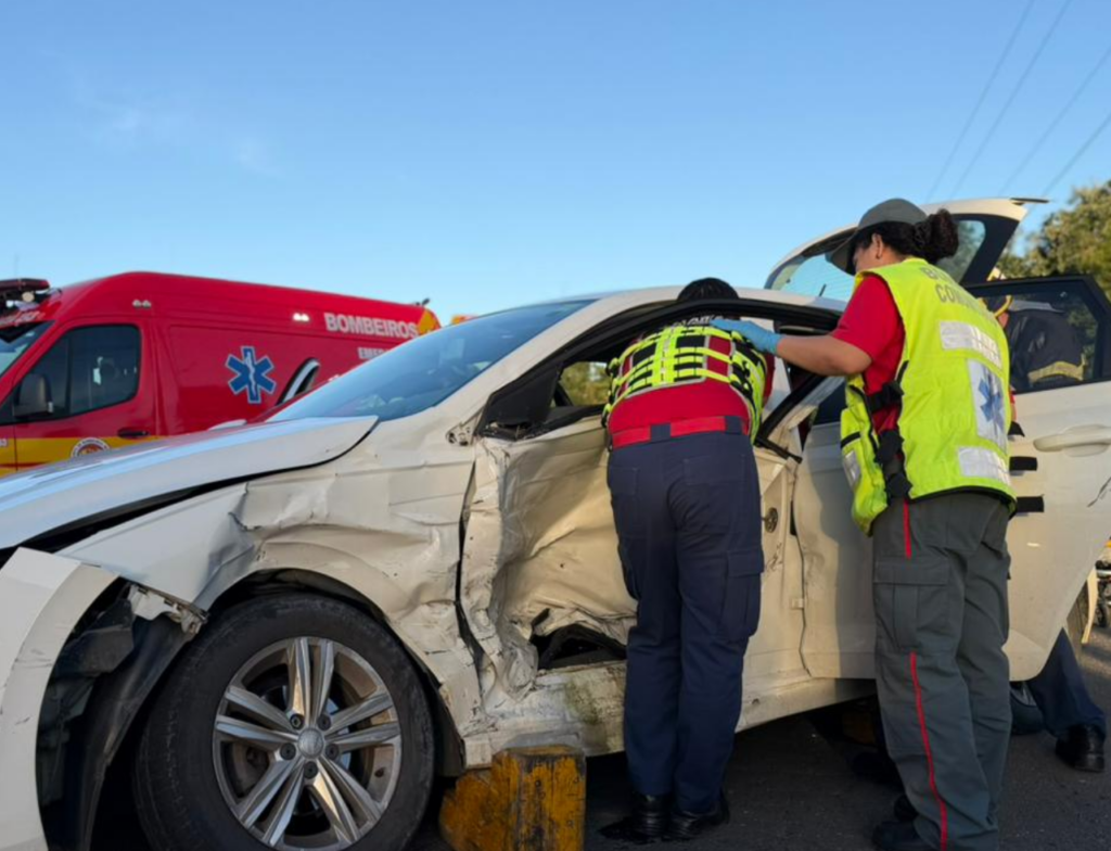 Colisão deixa motorista preso às ferragens em Criciúma