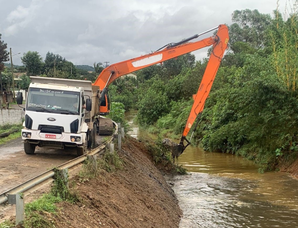 Prefeitura intensifica limpeza de rios em Criciúma