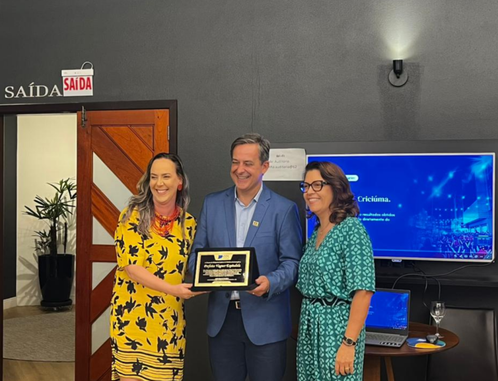 CDL de Criciúma homenageia prefeito por parceria no Natal