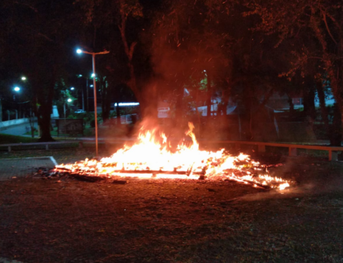 Incêndio destrói casa do Papai Noel na Praça do Trabalhador, em Criciúma
