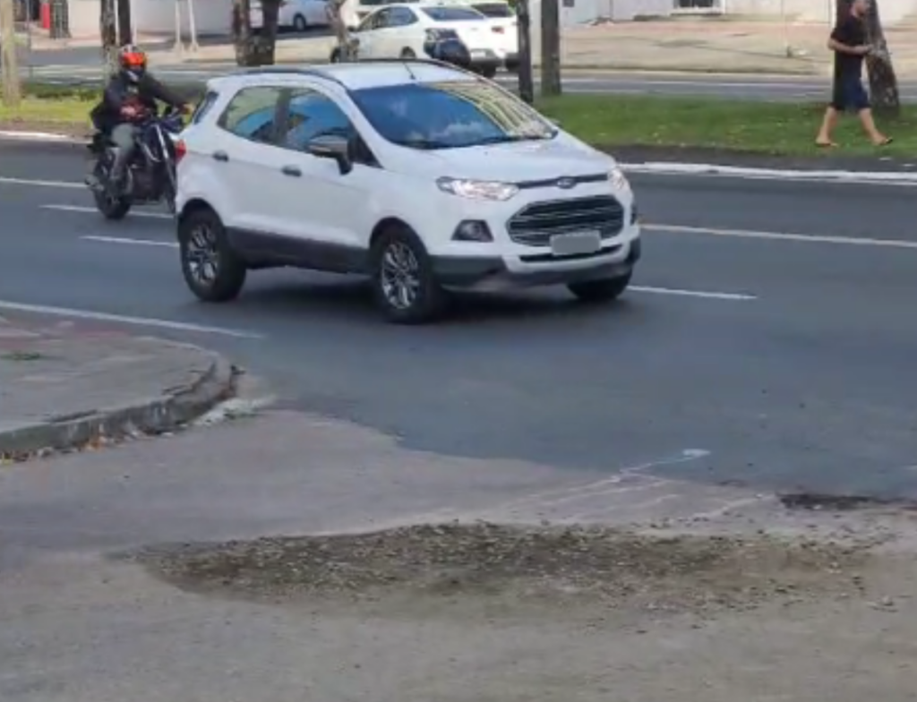 Buraco em via que dá acesso à Avenida Centenário é fechado em Criciúma