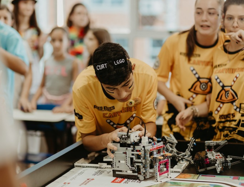 Escola SESI de Criciúma abre oficinas com basquete da NBA e robótica