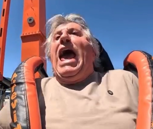 Reações de prefeito de Camboriú em teste de atração turística divertem internautas