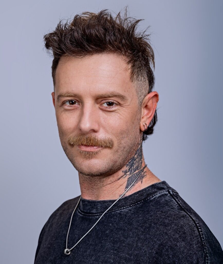 Espetáculo protagonizado por ator de Itajaí com humor e crítica social é atração no Teatro Municipal