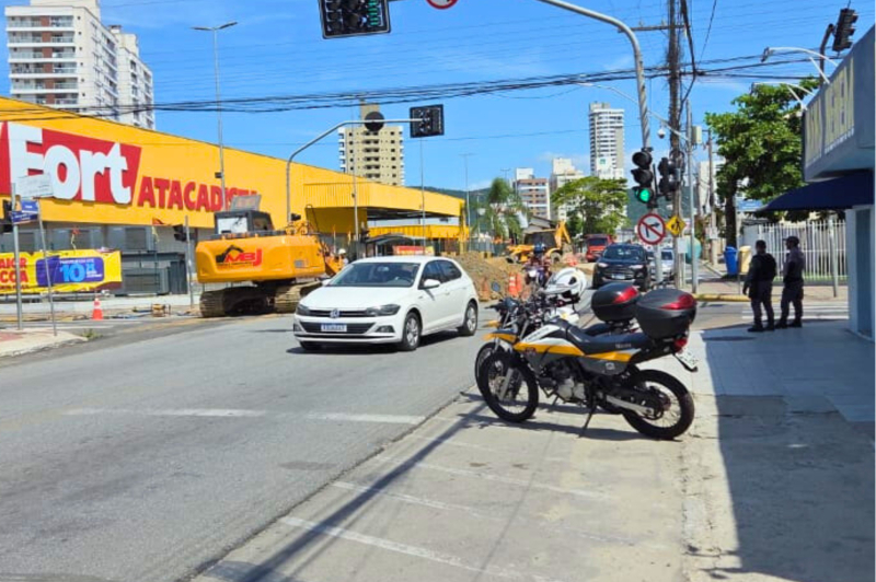 Obras de esgoto provocam bloqueios em rua da região Central de Itajaí nesta semana. - Foto: Divulgação/PMI