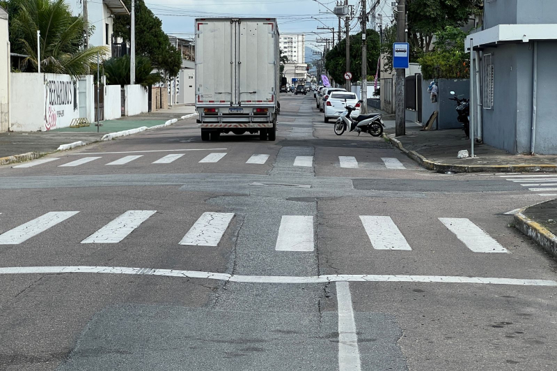 Obra provoca bloqueio parcial de rua em Itajaí