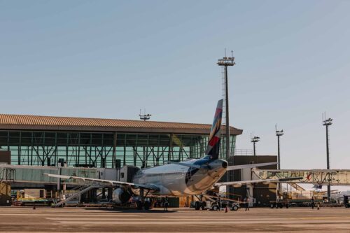 Suspeita de bomba adia decolagem de avião em aeroporto brasileiro