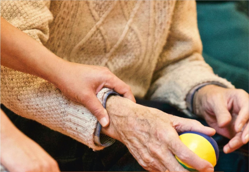 Curso Técnico gratuito para Cuidados de Idosos está com inscrições abertas em Camboriú