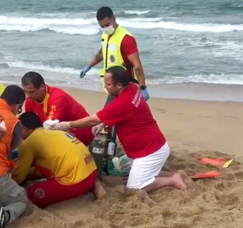 Turista mineiro morre afogado em praia de Penha e sogra sofre AVC durante resgate