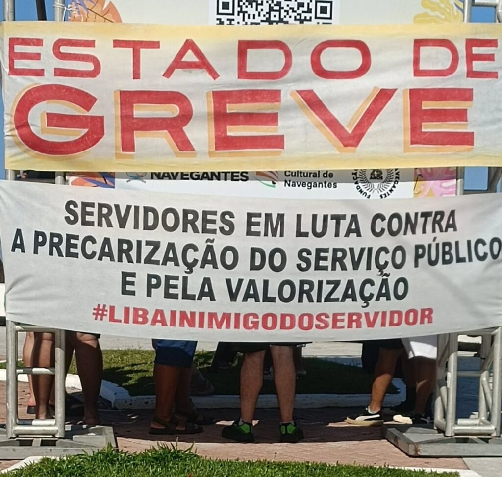 Servidores públicos municipais de Navegantes protestam e avaliam iniciar greve