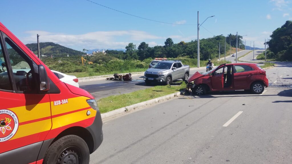 Acidente com dois carros deixa seis feridos em São José