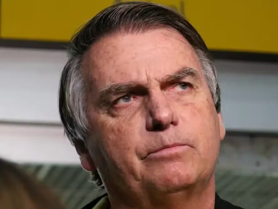 Após passar mal na prisão Bolsonaro passa por exames de sangue e tomografia
