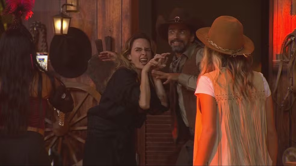 BBB 26: Ana Paula dribla veto, vai à festa e chama líder de “frouxo”