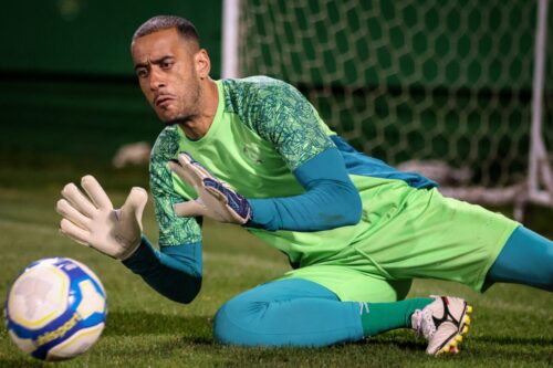Bahia acerta contratação de goleiro da Chapecoense