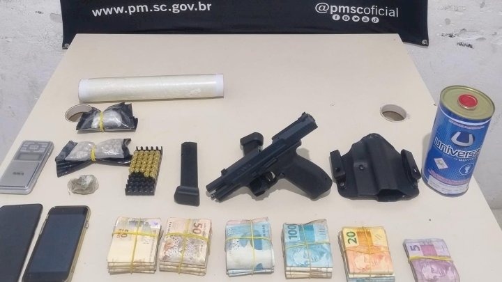 Bope apreende arma, drogas e R$ 24 mil em Palhoça