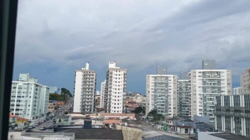 Calor passa dos 30°C e SC tem risco de temporais neste sábado