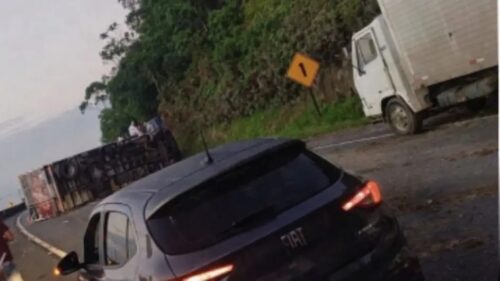 Caminhão tomba e bloqueia BR-101 em Biguaçu