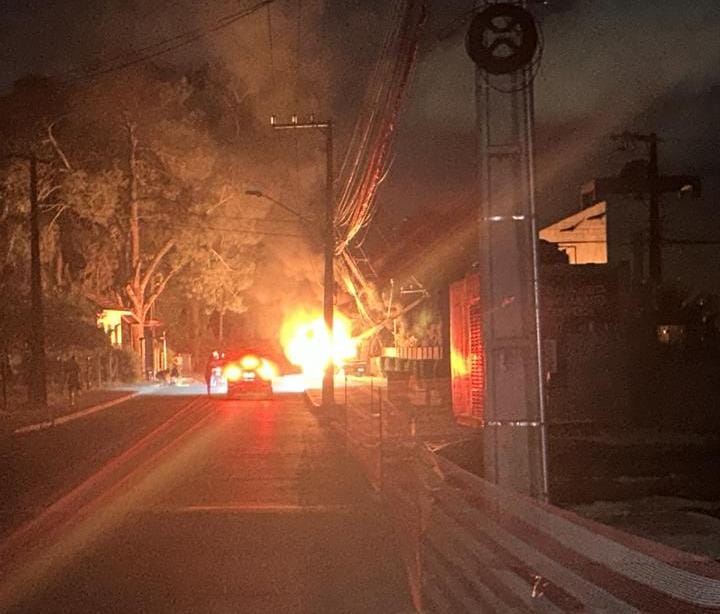 Carro bate em poste, pega fogo e motorista fica ferida em Florianópolis