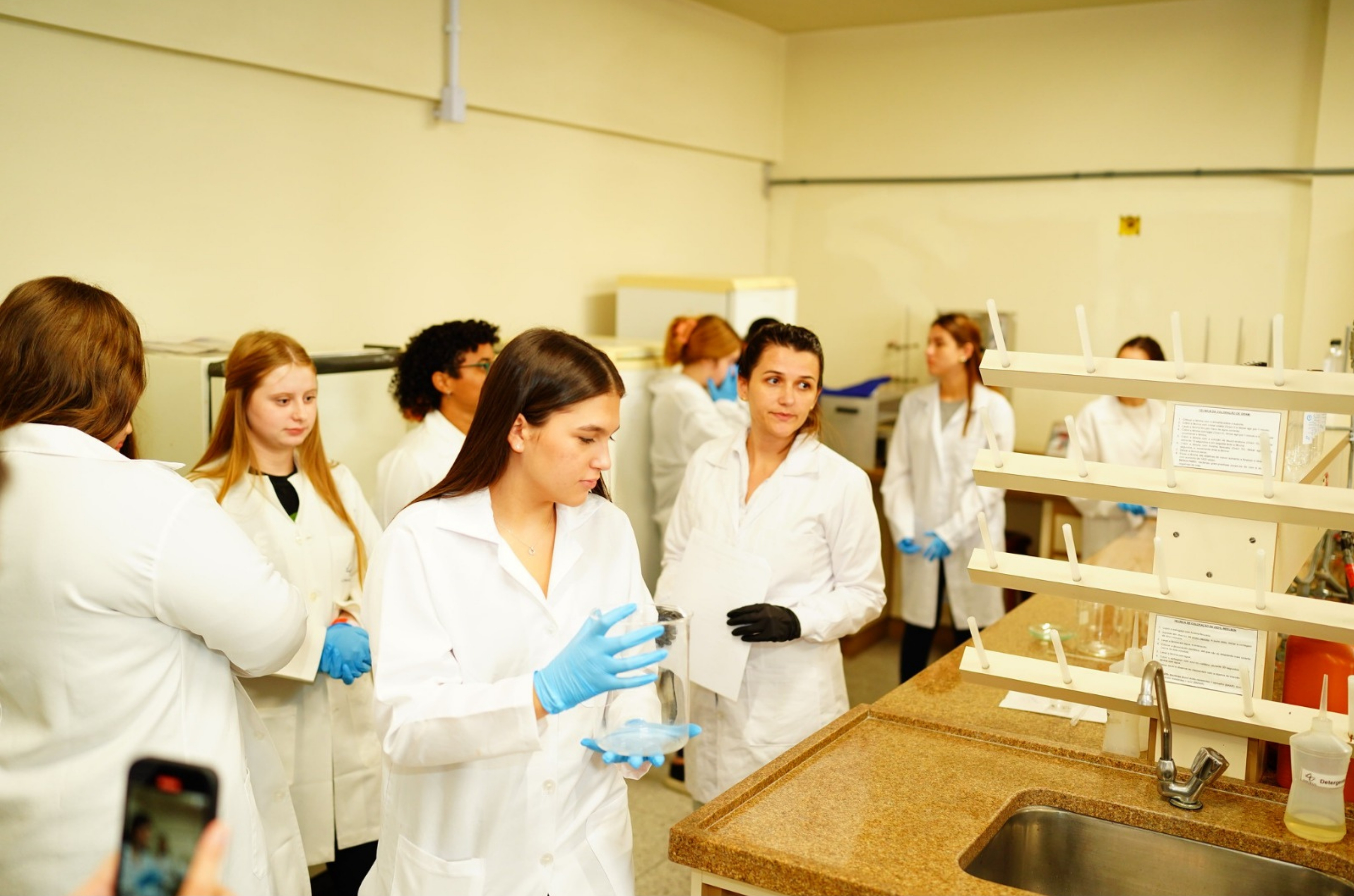 Cientistas mulheres ganham espaço e mudam rumos da pesquisa