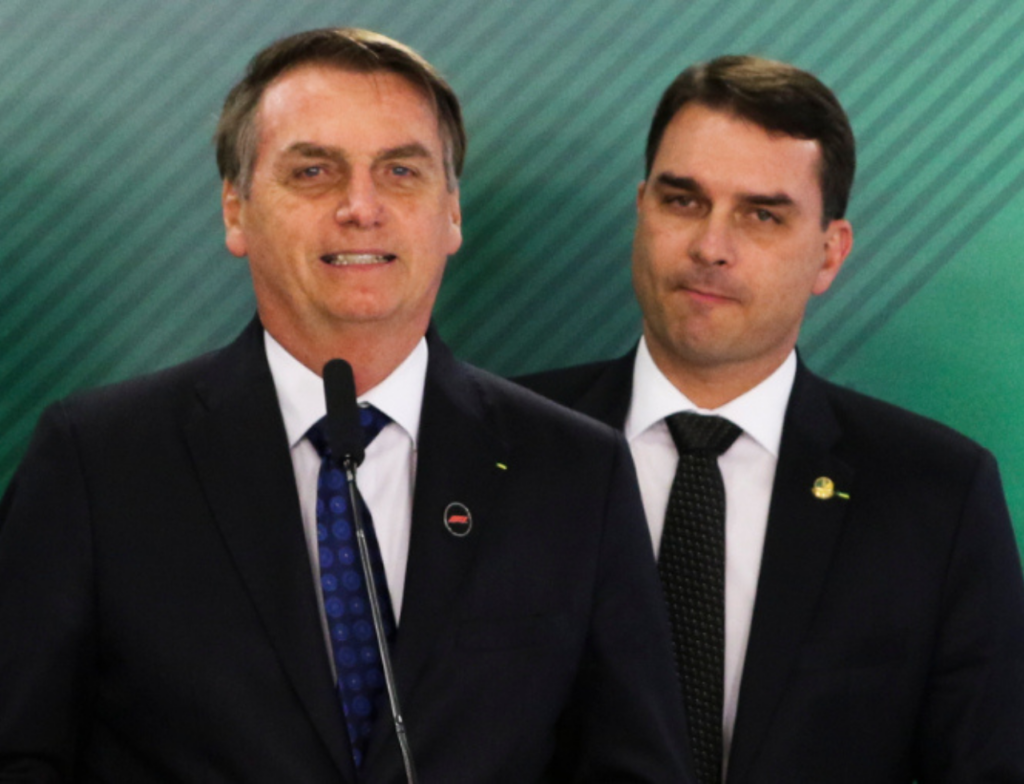 Flávio Bolsonaro passa a integrar defesa de Jair Bolsonaro e amplia acesso à Papuda