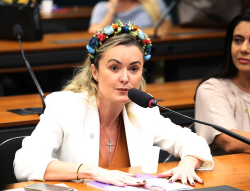 Júlia Zanatta critica criação de novos cargos e fala sobre “impeachmaço” contra ministros