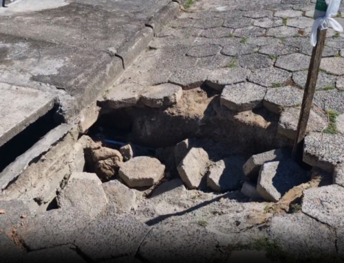 Moradores denunciam buracos e risco de acidentes em rua de Tubarão