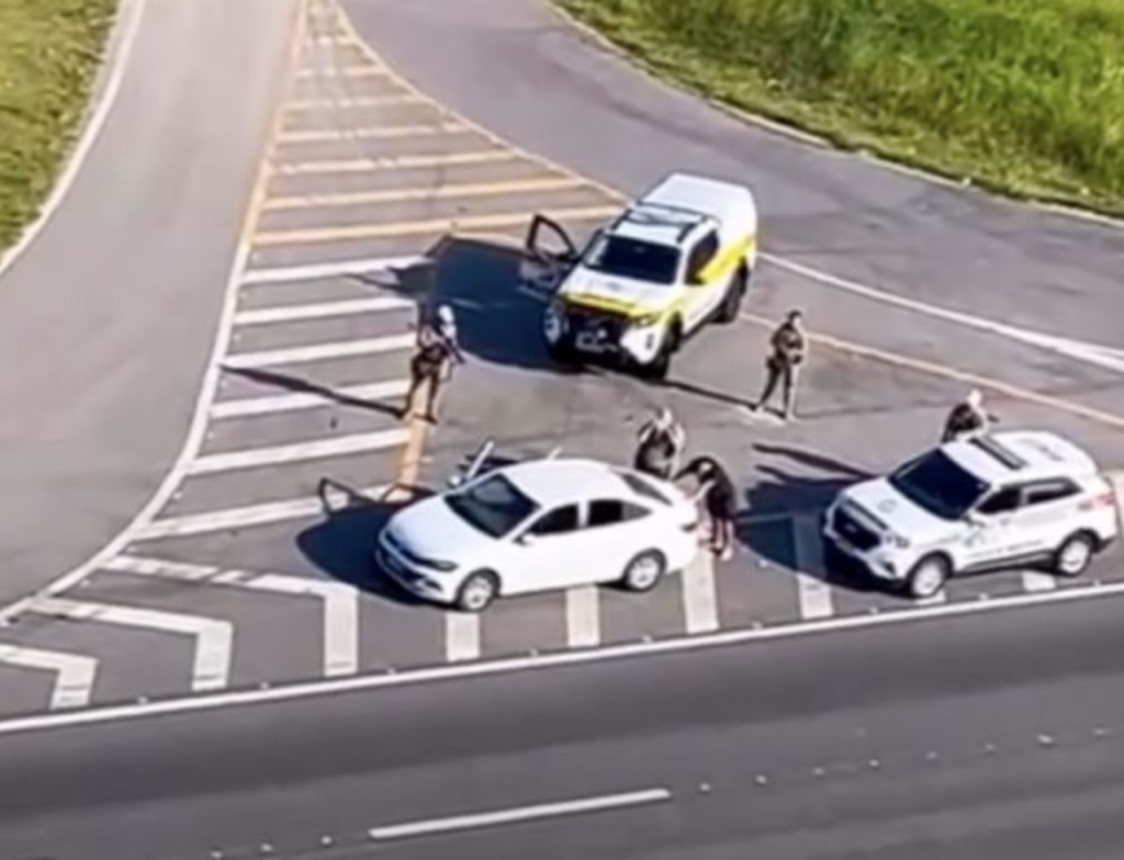 Após perseguição, homem com mandado por homicídio é preso na BR-101 em Sangão. Foto: Divulgação