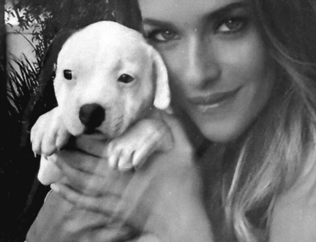 Monique Alfradique lamenta morte da cachorrinha Pepinha