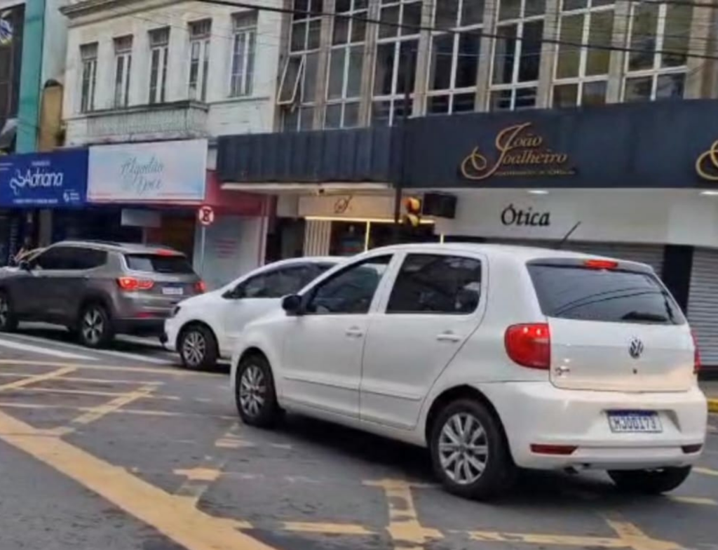 Bloqueio na Rua Lauro Müller causa transtornos no trânsito de Tubarão. Foto: Anna Luiza Siqueira/Rádio Cidade Tubarão 103.7 FM