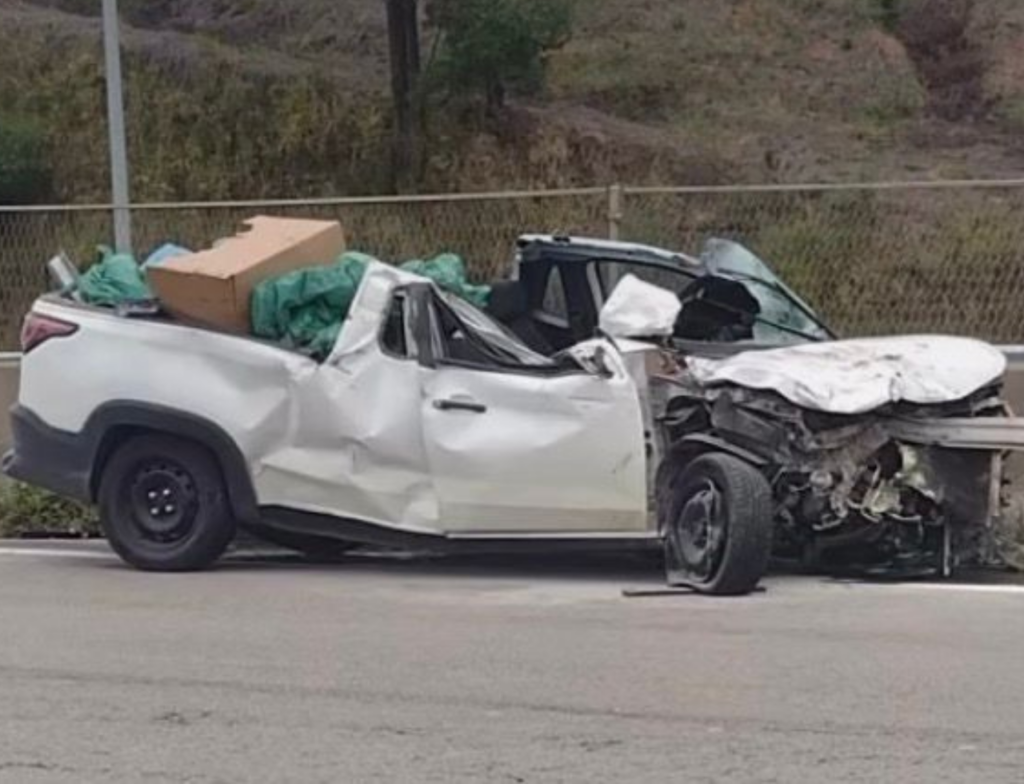 Colisão entre carro e caminhão deixa vítima grave e provoca interdição parcial na BR-101, em Sangão. Foto: Divulgação