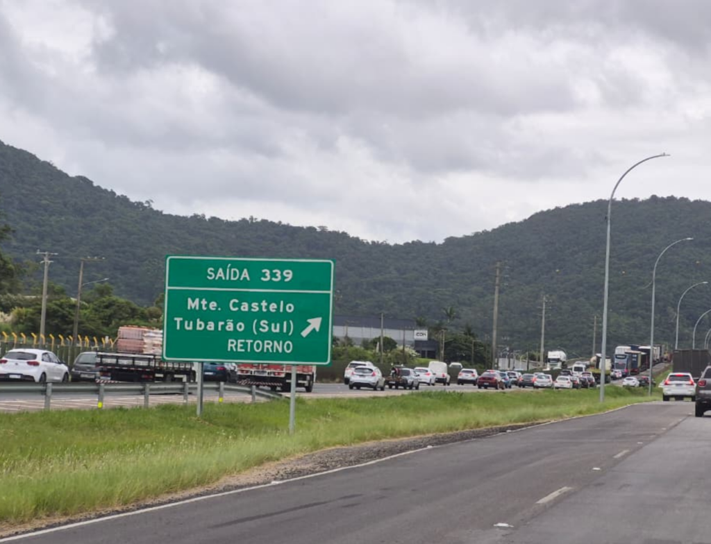 Derramamento trava BR-101 e gera fila de 3 km em Tubarão