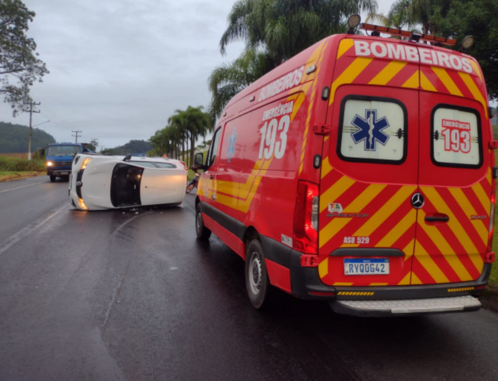 Carro capota após bater em porco na SC-108 em São Ludgero