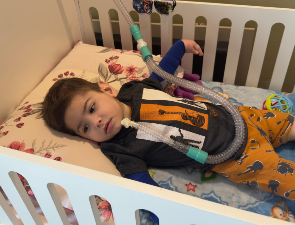 Campanha busca ajuda para manter tratamento de menino com paralisia cerebral