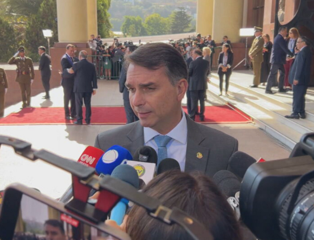 Flávio Bolsonaro critica ausência de Lula na posse de Kast no Chile