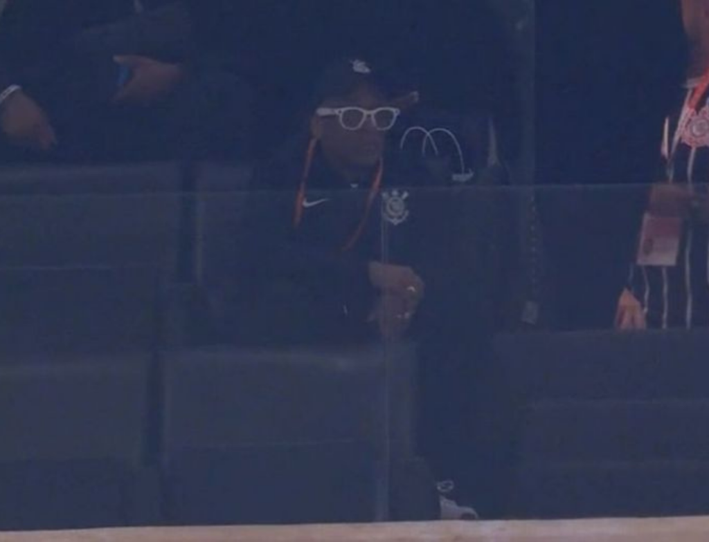 Spike Lee aparece com boné do Corinthians em jogo na Neo Química Arena