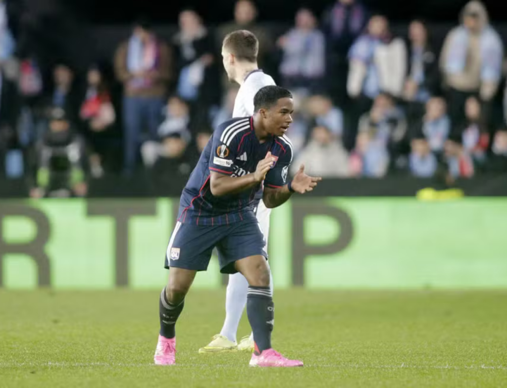 Endrick responde críticas com gol decisivo na Europa League